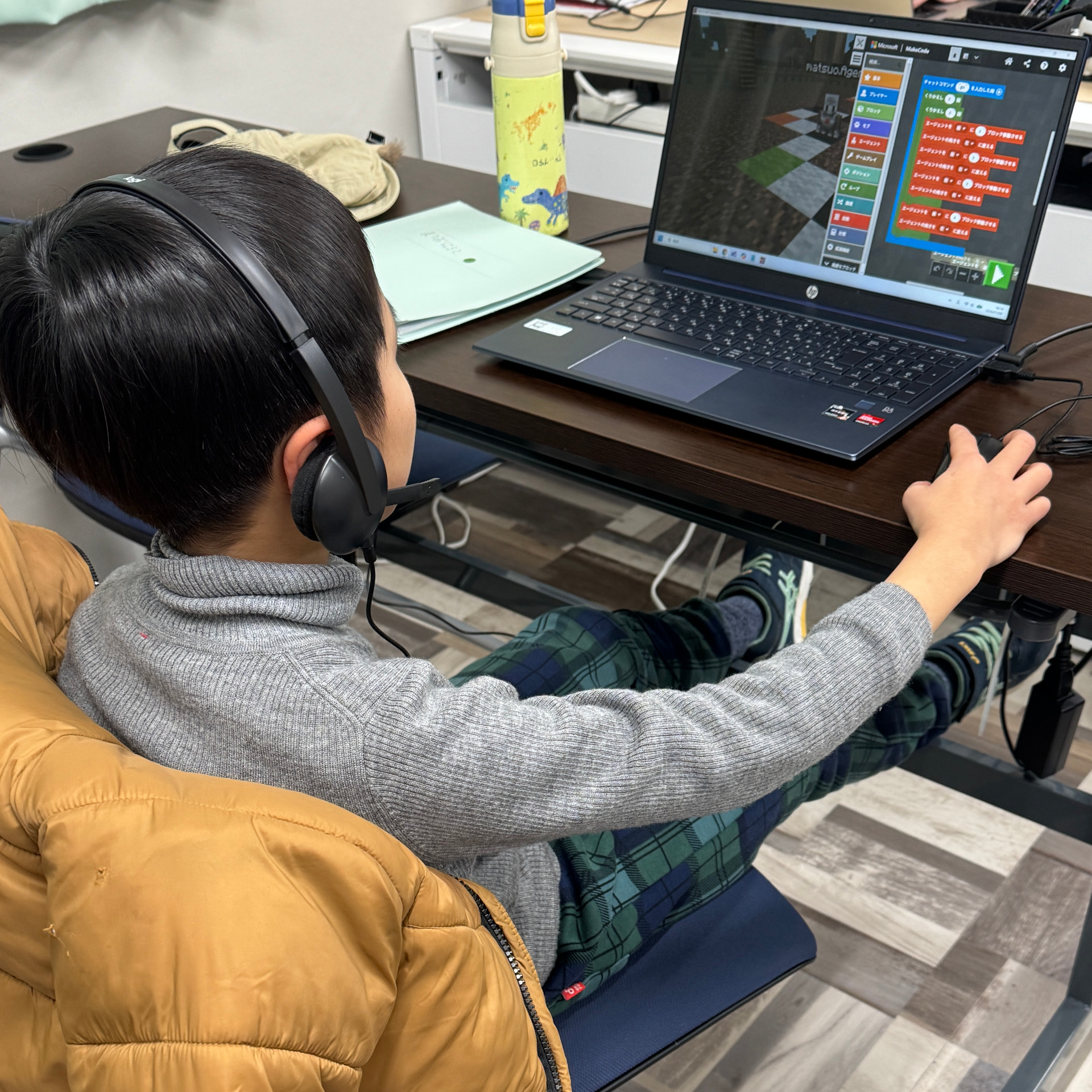 マイクラでプログラミングを学ぶ男の子