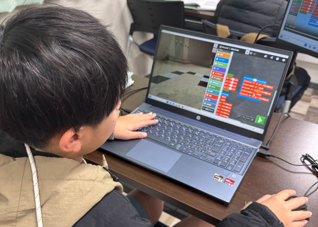 マイクラでプログラミングを練習する男の子