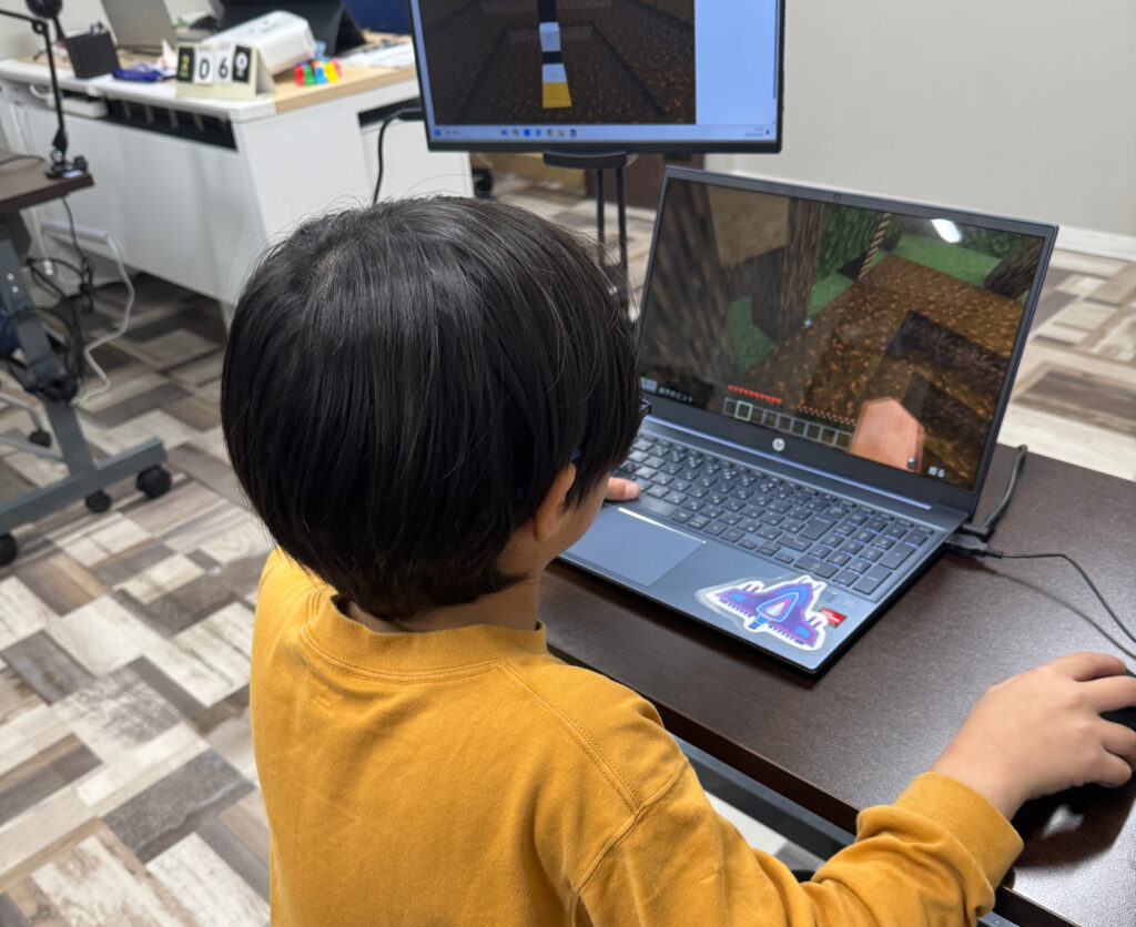 マイクラプログラミングを学ぶ男の子