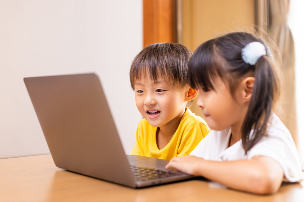 パソコンへの苦手意識を持たず、遊び感覚でプログラミングに親しむ小学校低学年の生徒