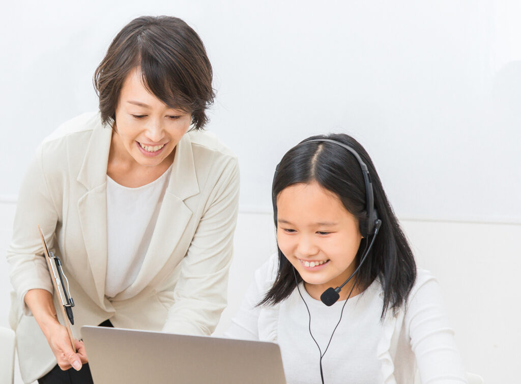 江坂のプログラミング教室ゲムラボで、一人ひとりの学年に合わせた個別指導を行う様子