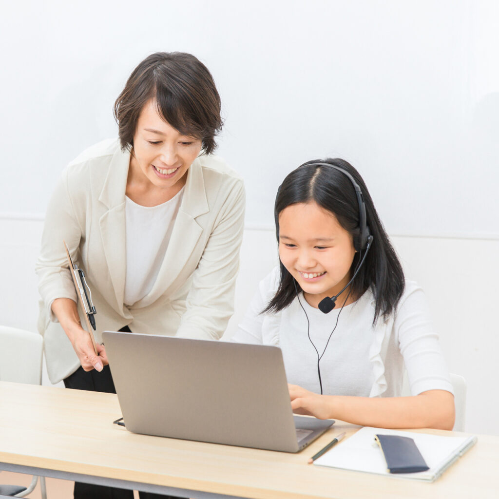 少人数制の個別指導で、自分のペースに合わせてプログラミングを学ぶ様子