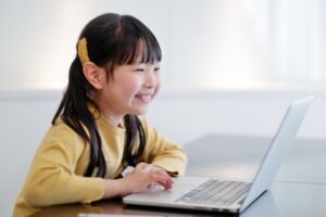 パソコンでプログラミングを学ぶ女の子