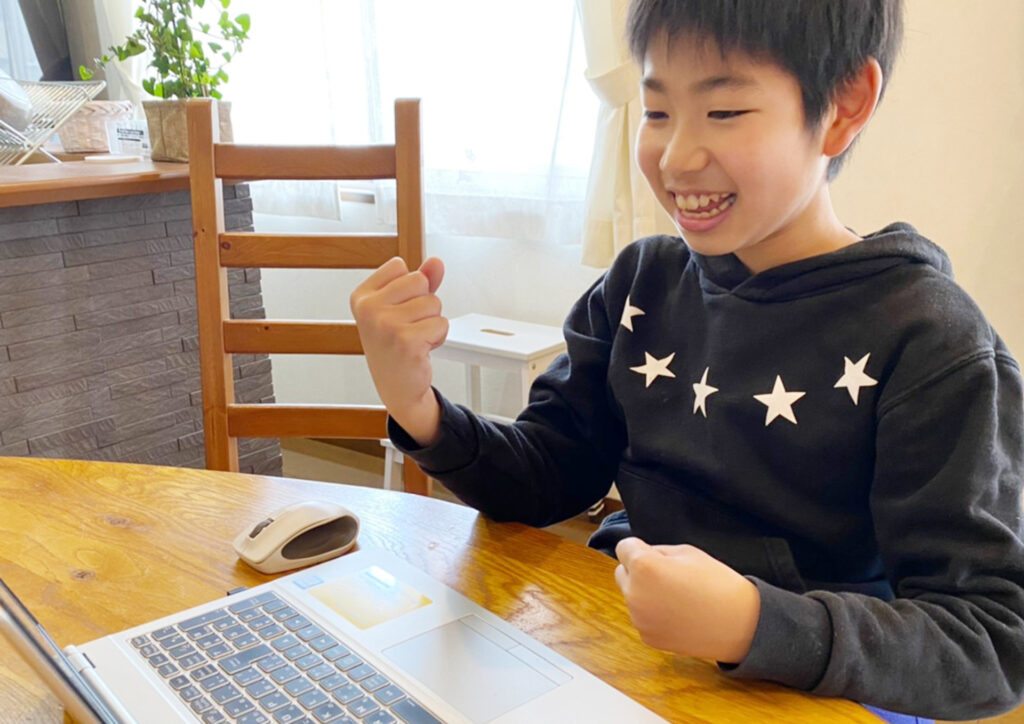 ガッツポーズをする男の子