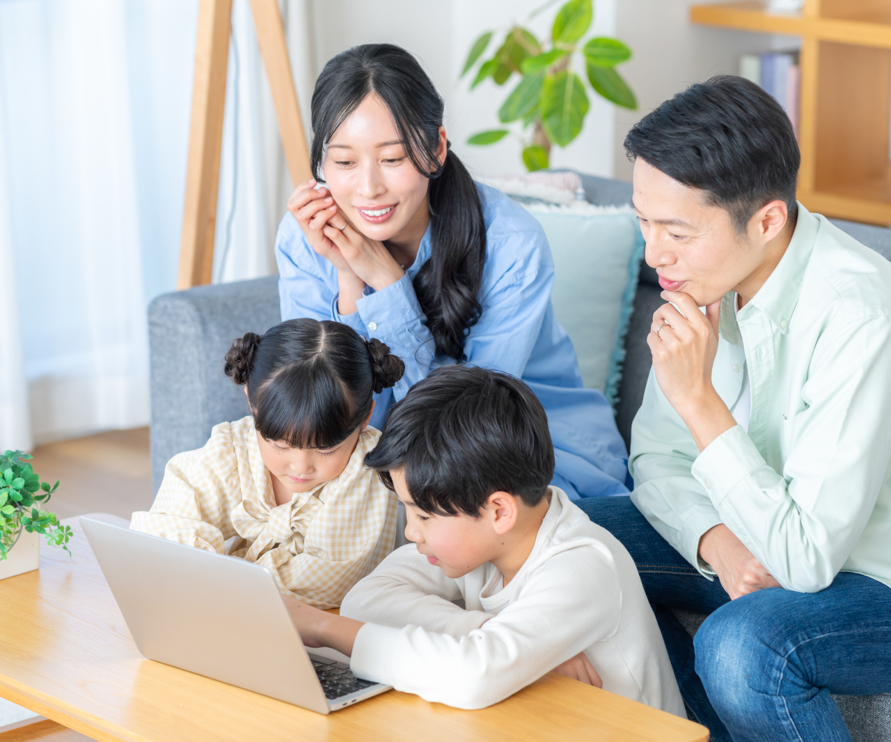 家族でパソコンを学んでいる