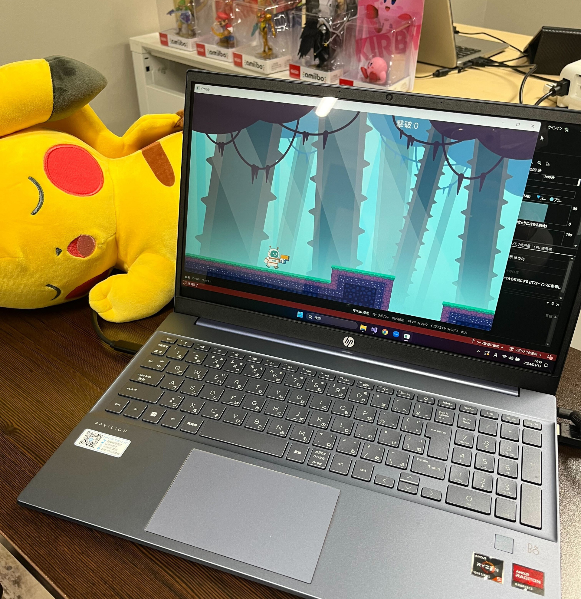 プログラミングで動作するゲーム画面が映ったノートパソコン