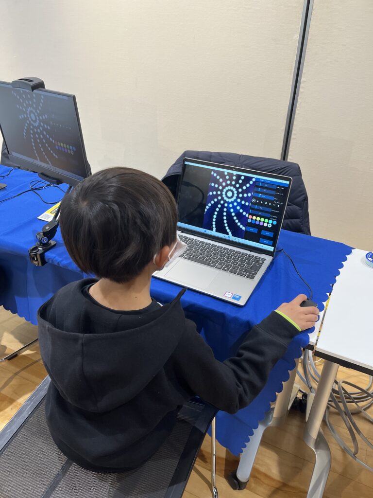 ゲームクリエイター体験をする小学生の男の子