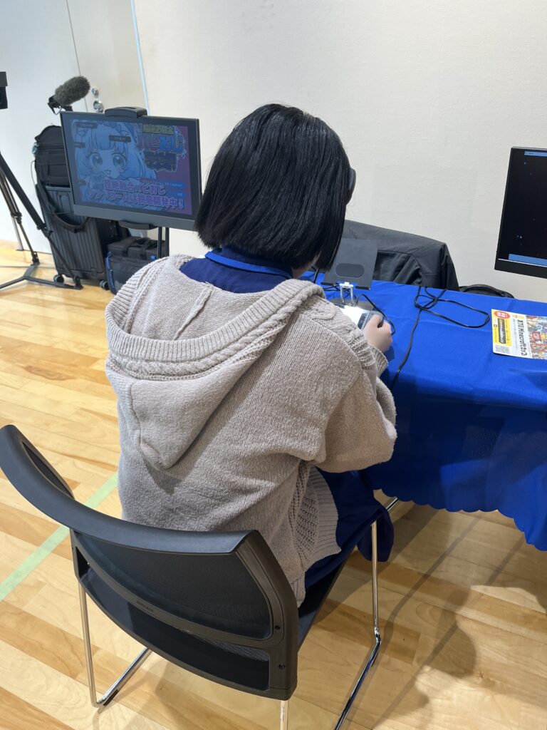 ゲームを楽しむ女性