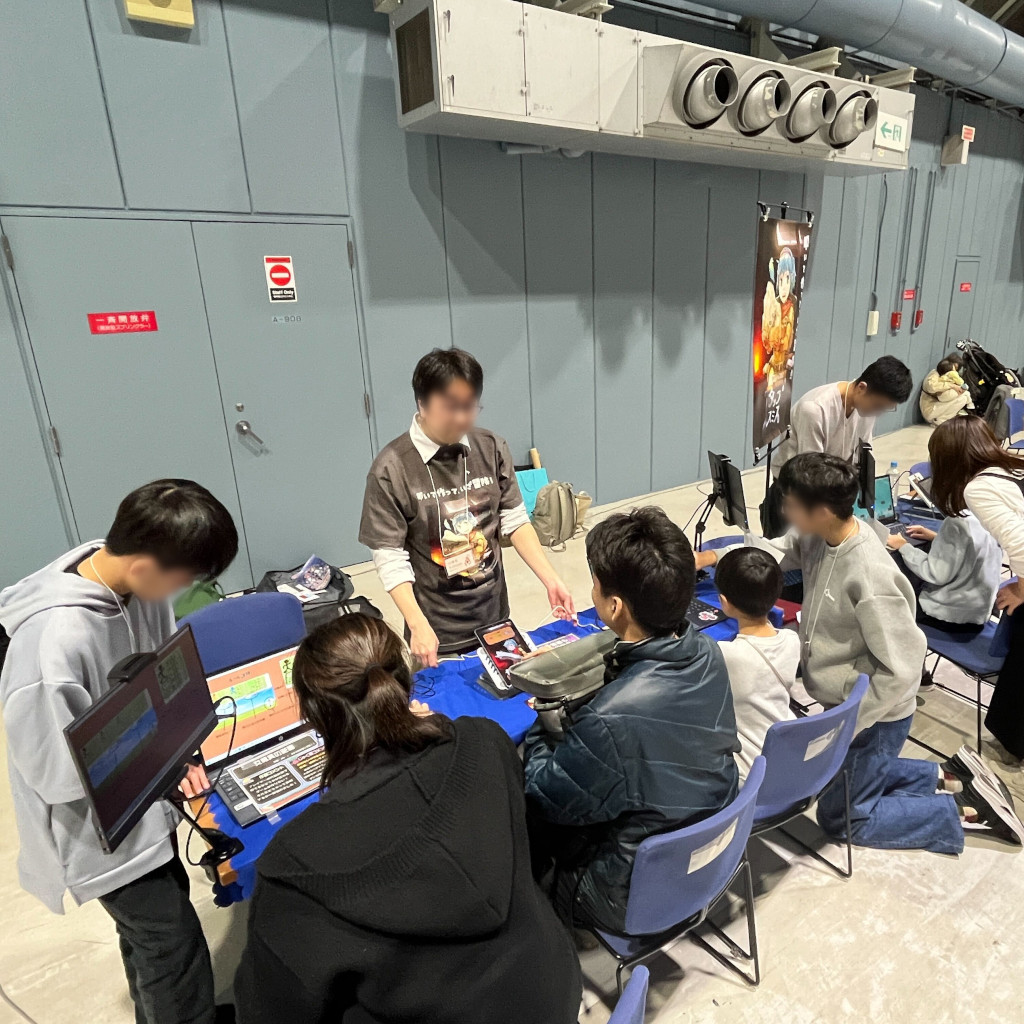 試遊していただいている多くの人に対応する塾生たち