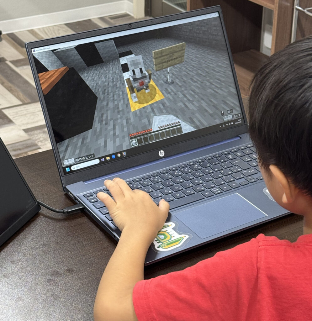 大好きなマインクラフトを教材にプログラミング学習に熱中する小学生