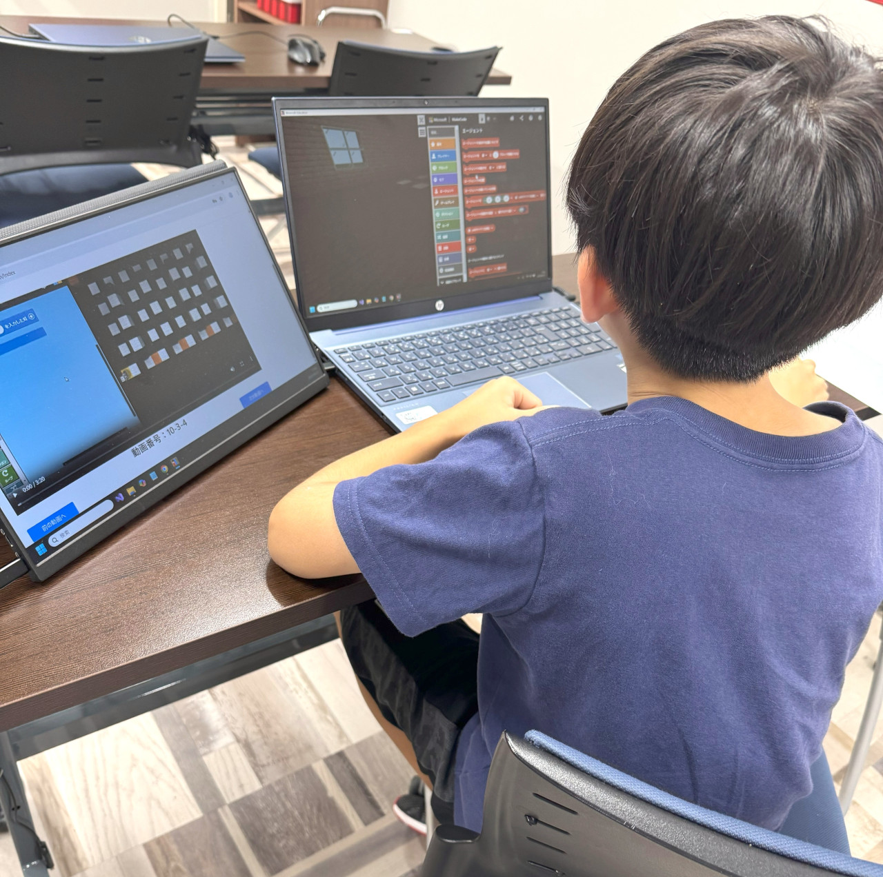 江坂のプログラミング教室ゲムラボで、飽きっぽい小学生でも夢中になって楽しんでいる様子