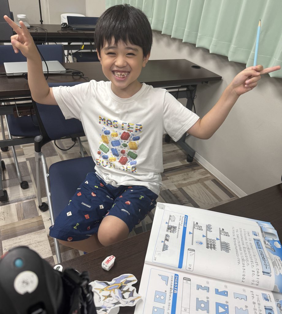 難しい問題が解けて喜ぶ男の子