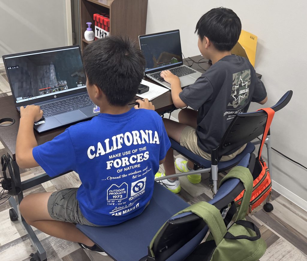 マインクラフトで協力する男の子たち